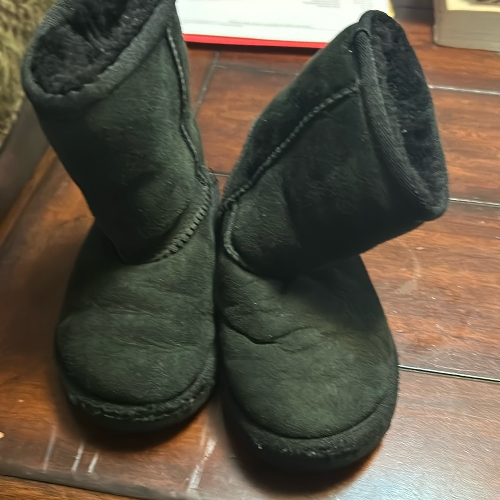 BLACK  UGGS SIZE 6 KIDS